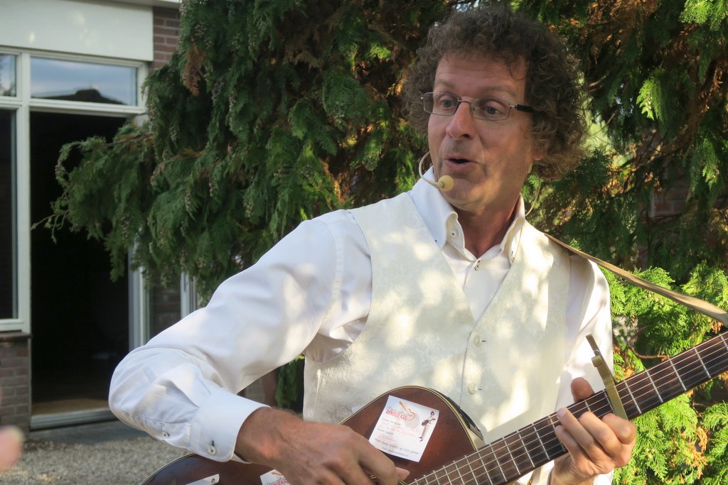 Poptroubadour Arnoud Kas speelt gitaar