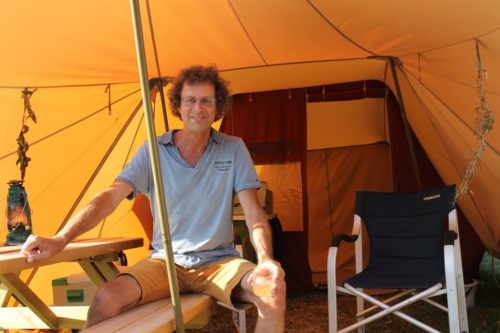 Arnoud op vakantie in De Waard tent Papegaaiduiker