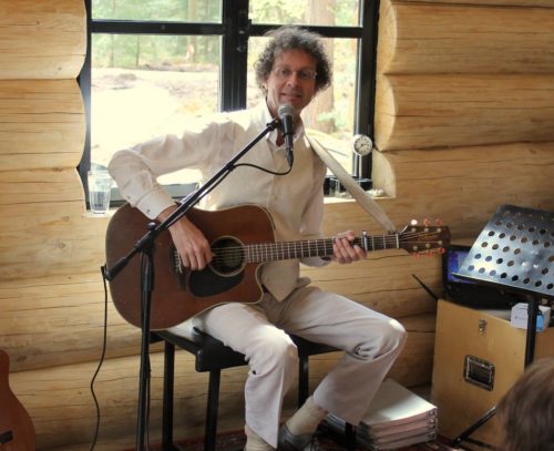 Poptroubadour Arnoud Kas speelt gitaar