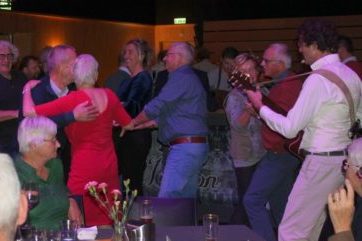 Dansen op troubadour muziek 50-jarig-huwelijksfeest