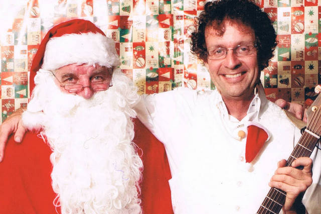 Poptroubadour en kerstman