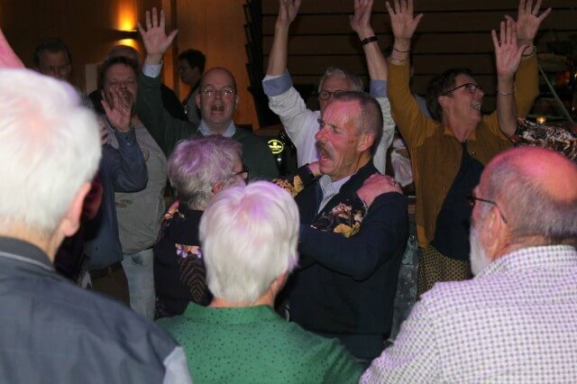 Dansen rond het bruidspaar