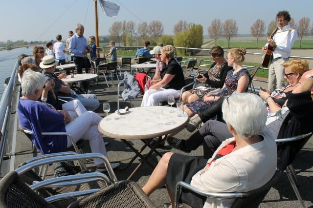 Achtergrondmuziek aan dek in de zon