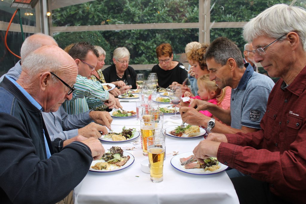 smullen tijdens tuinfeest